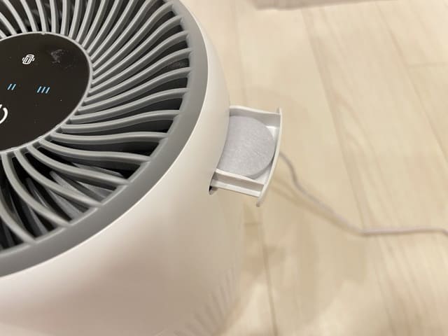 本体上部にあるアロマパッドにエッセンシャルオイルを垂らせばお気に入りの香りを楽しむことができます。